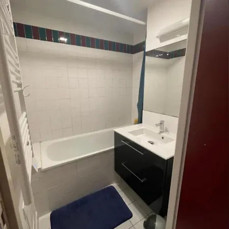 Au Petit منزل للإقامة *