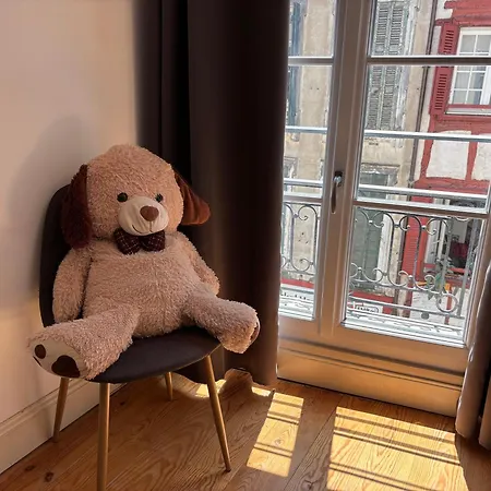 Au Petit منزل للإقامة *